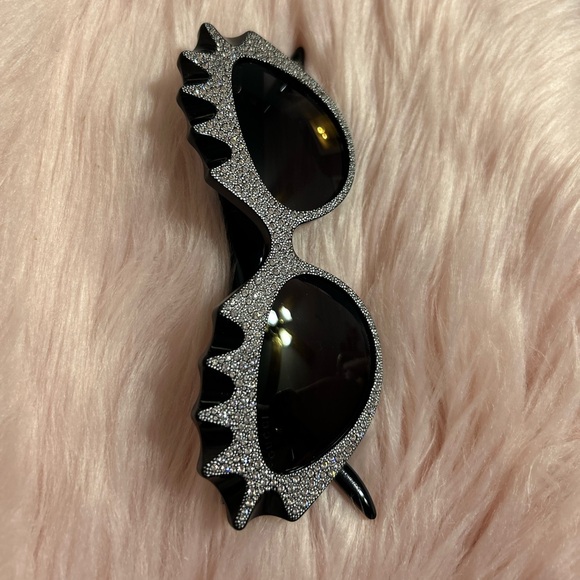 GUCCI HOLLYWOOD FOREVER Avant Garde Embellished Black Logo Sunglasses Resort - Picture 3 of 16